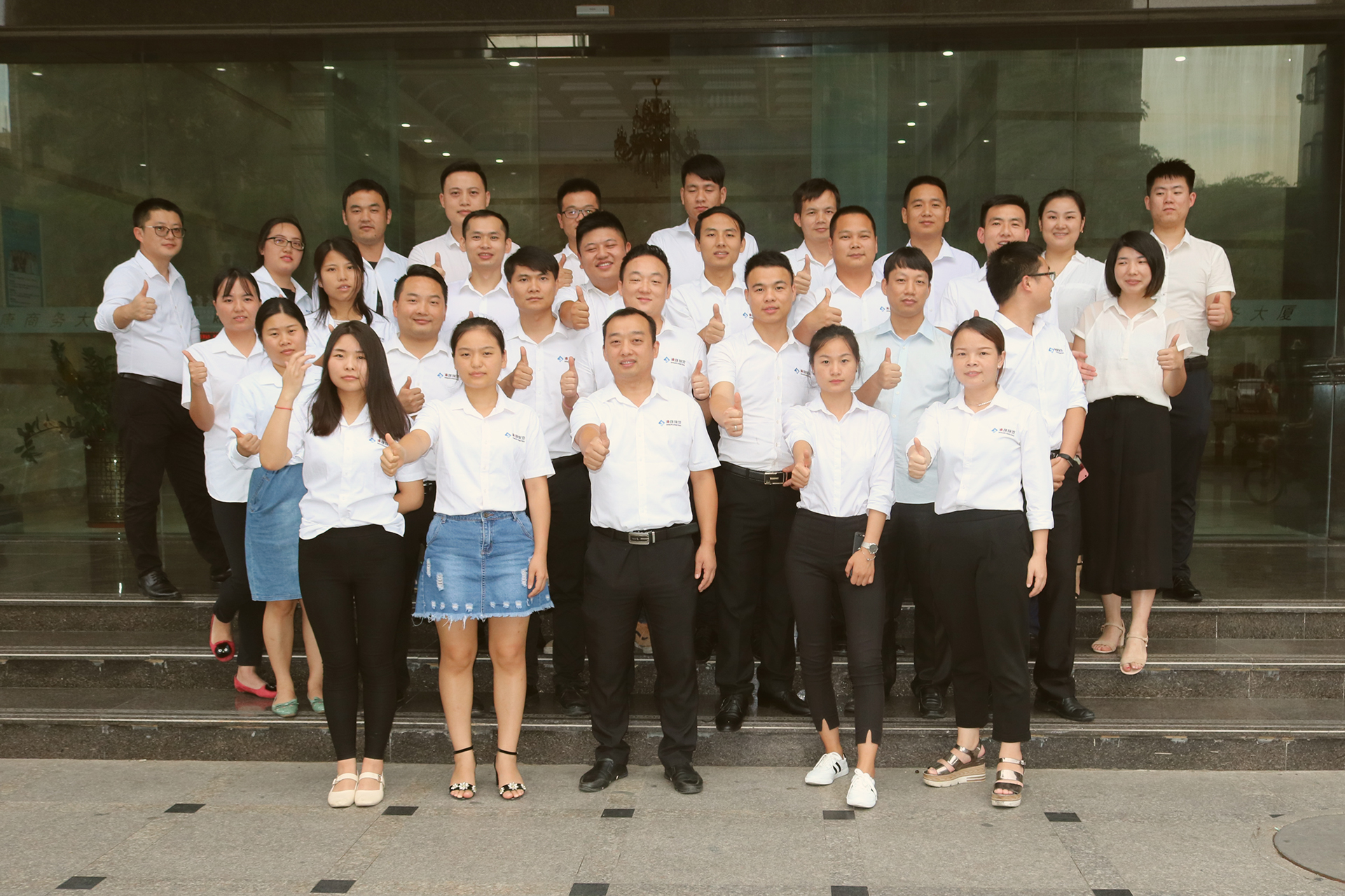 東勝物流員工合影留念 東勝物流員工合影留念