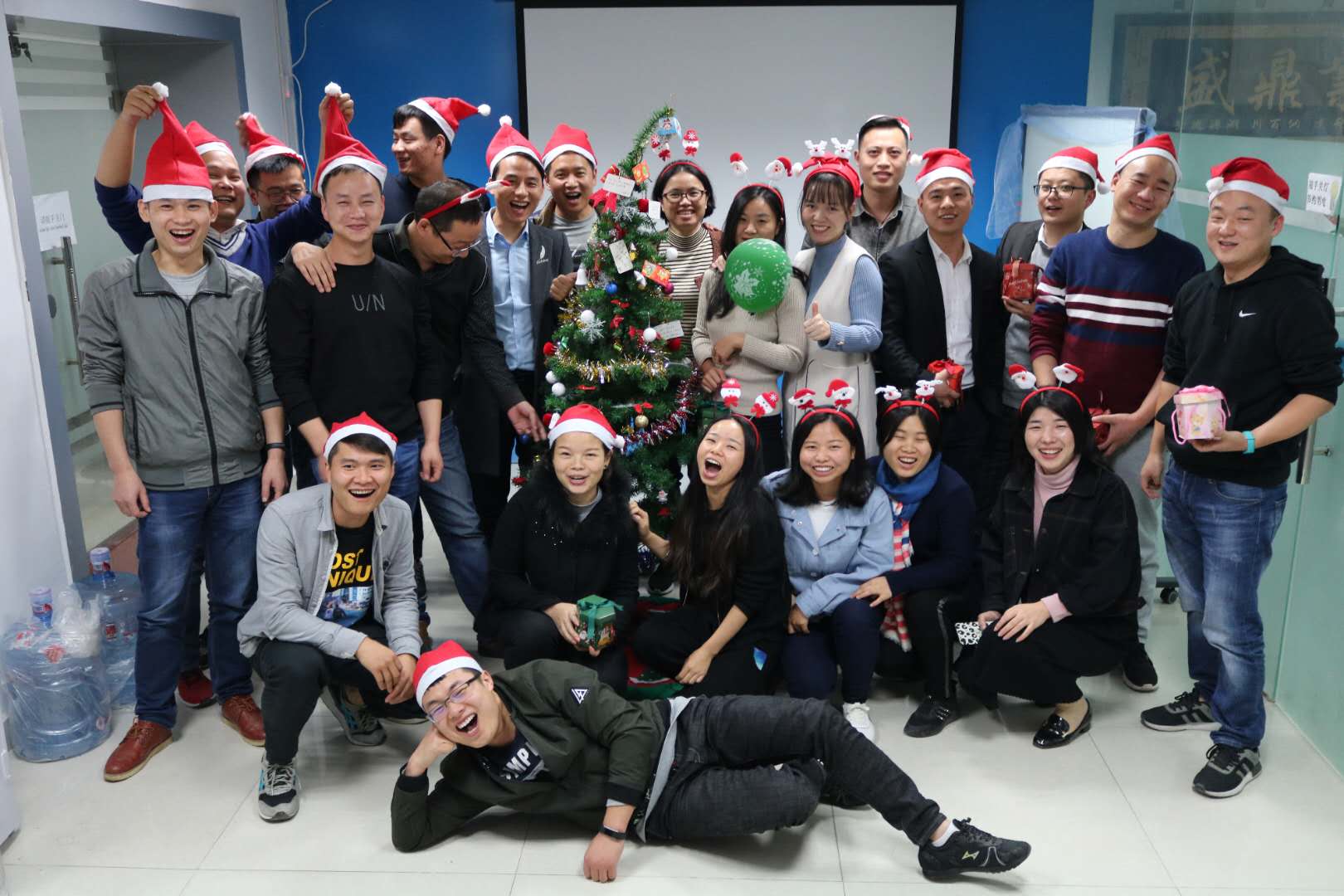 東勝物流圣誕狂歡合影留念  東勝物流圣誕狂歡合影留念