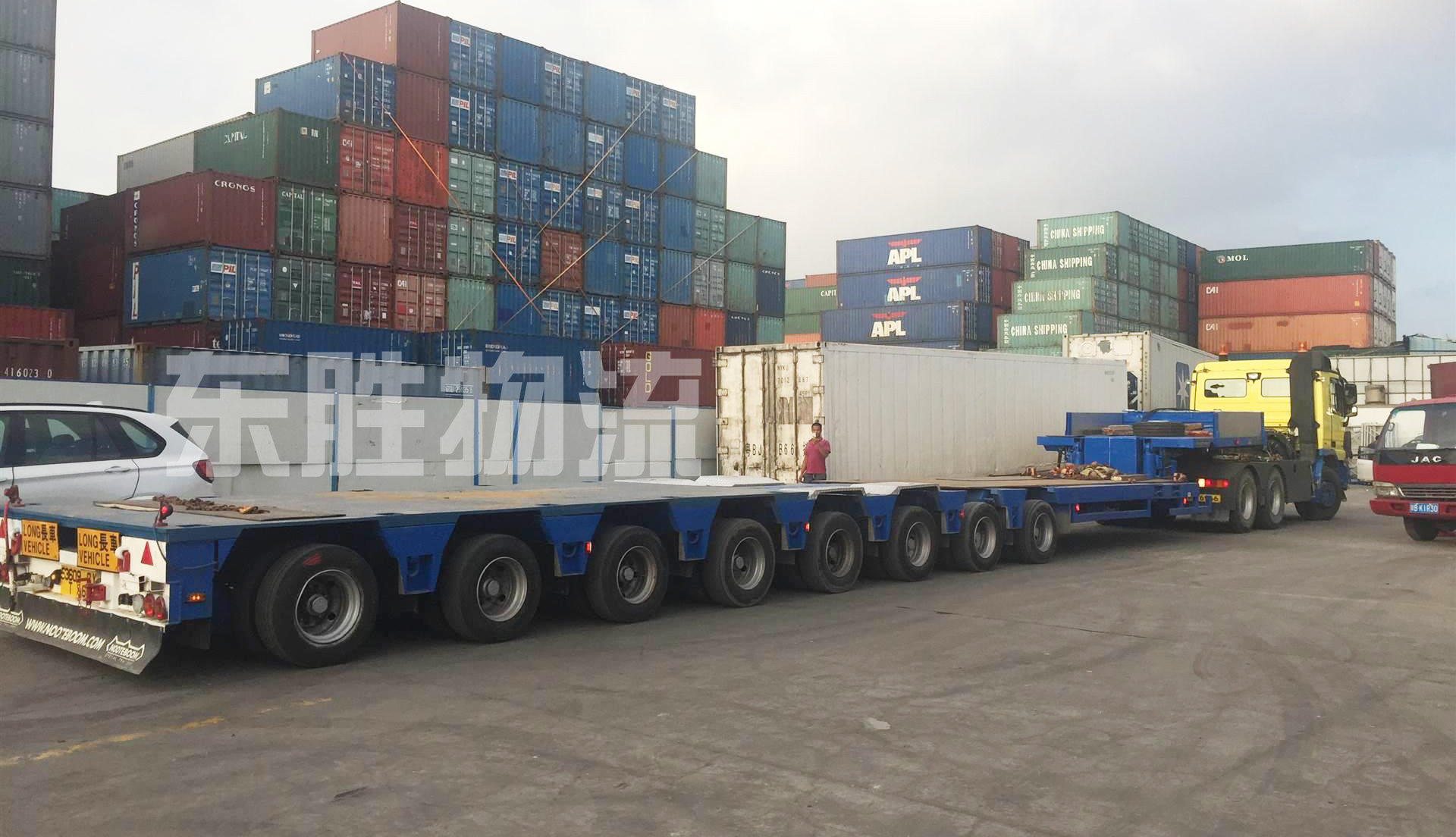 超大件設(shè)備運(yùn)輸?shù)较愀郏L平板車運(yùn)輸圖 超大件設(shè)備運(yùn)輸?shù)较愀郏L平板車運(yùn)輸圖